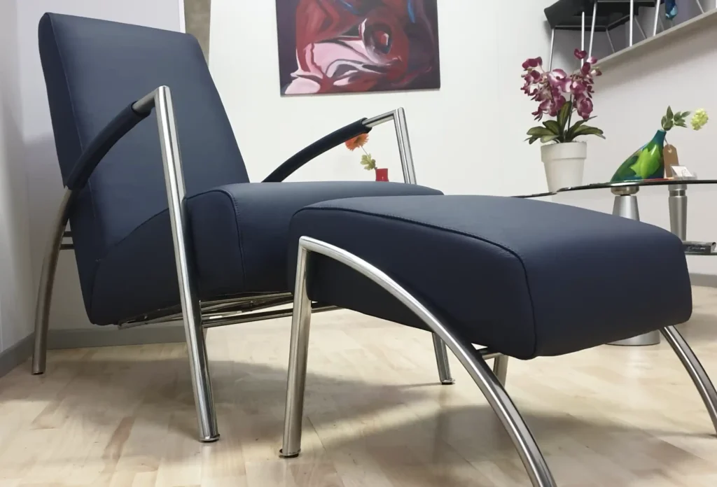 Club fauteuil met hocker Harvink – Diverse merken, herstoffering door Holland Design Label Breda