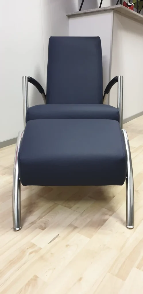 Club fauteuil met hocker Harvink – Diverse merken, herstoffering door Holland Design Label Breda
