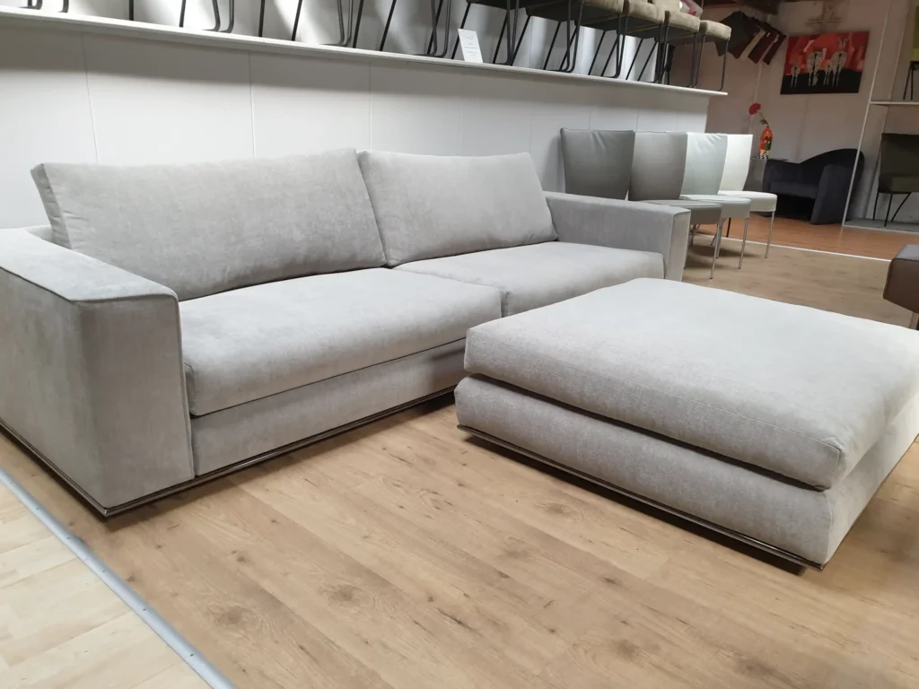 Hamilton Minotti zits bank met hocker 1jpg – Diverse merken, herstoffering door Holland Design Label Breda