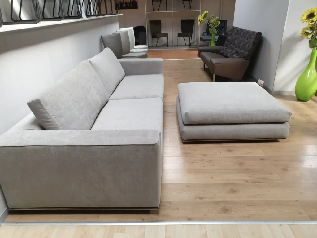 Hamilton Minotti zits bank met hocker 8jpg – Diverse merken, herstoffering door Holland Design Label Breda