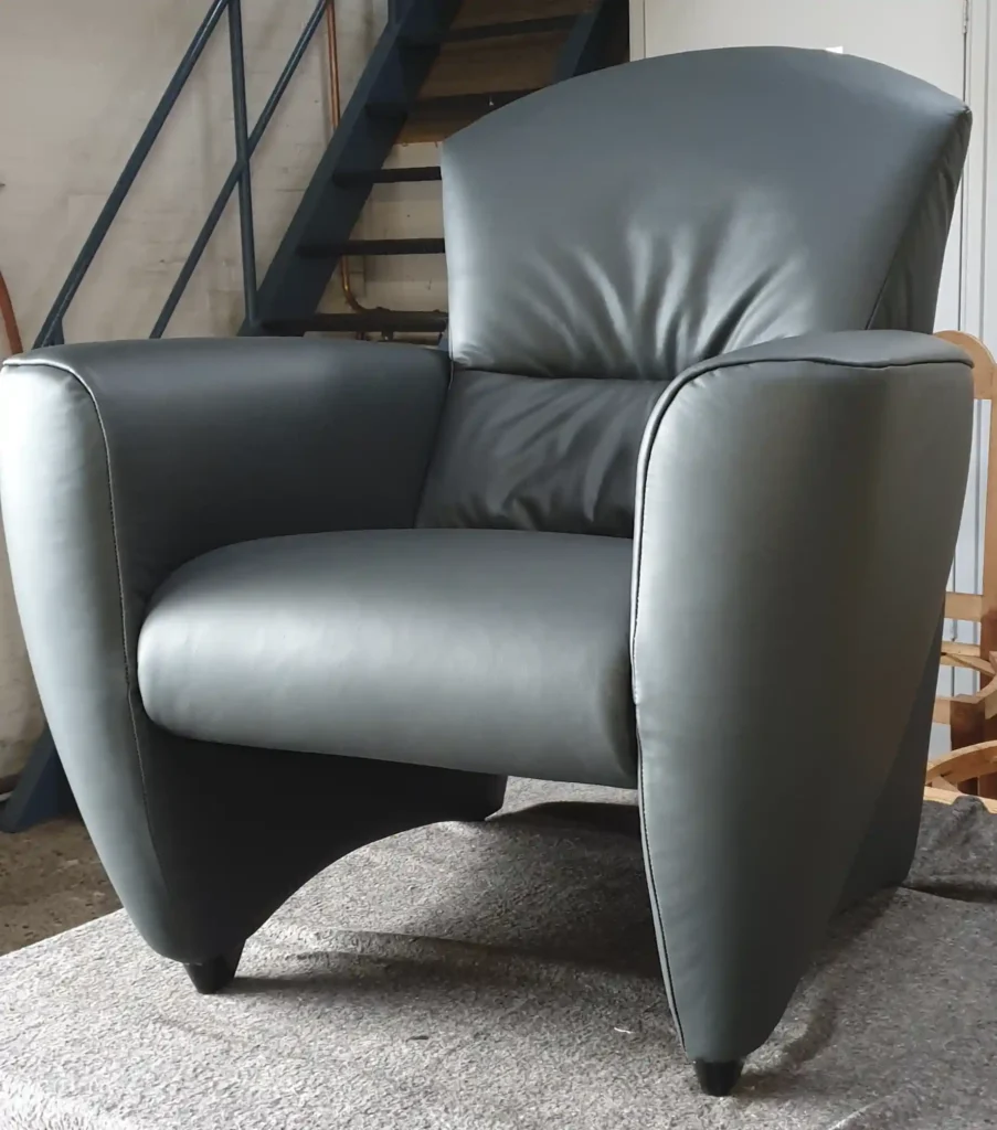Jori fauteuil grijs leder – Diverse merken, herstoffering door Holland Design Label Breda