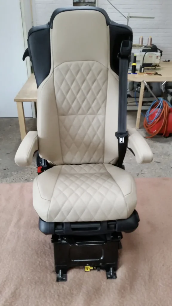 Mercedes stoel na – Auto's, camper, motor, en scooters, herstoffering door Holland Design Label Breda